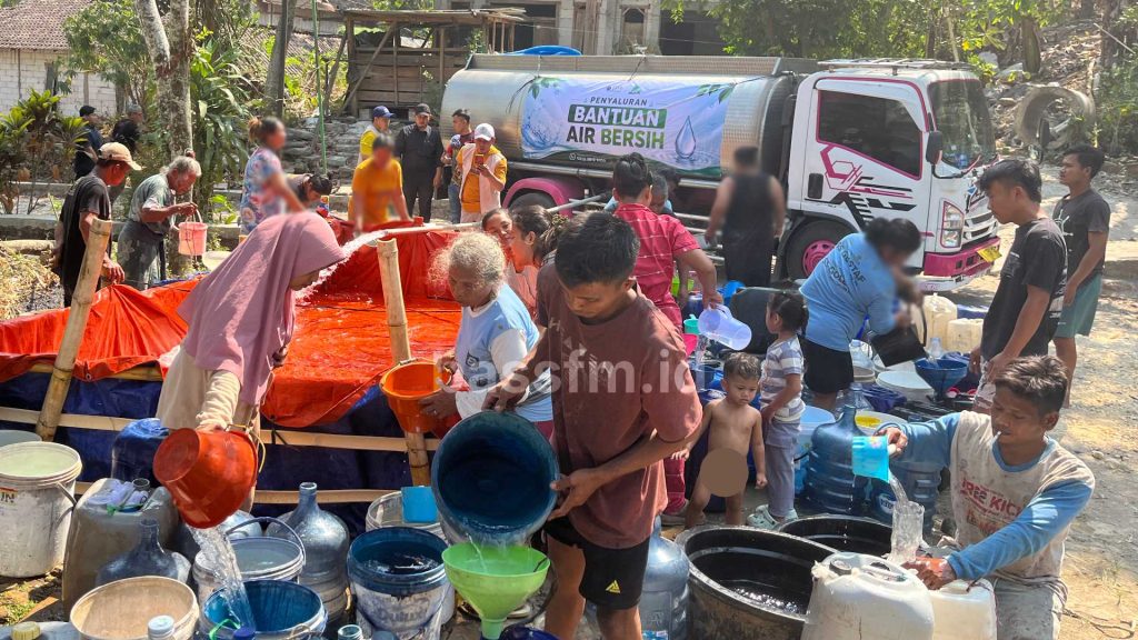 air bersih dibagikan untuk warga