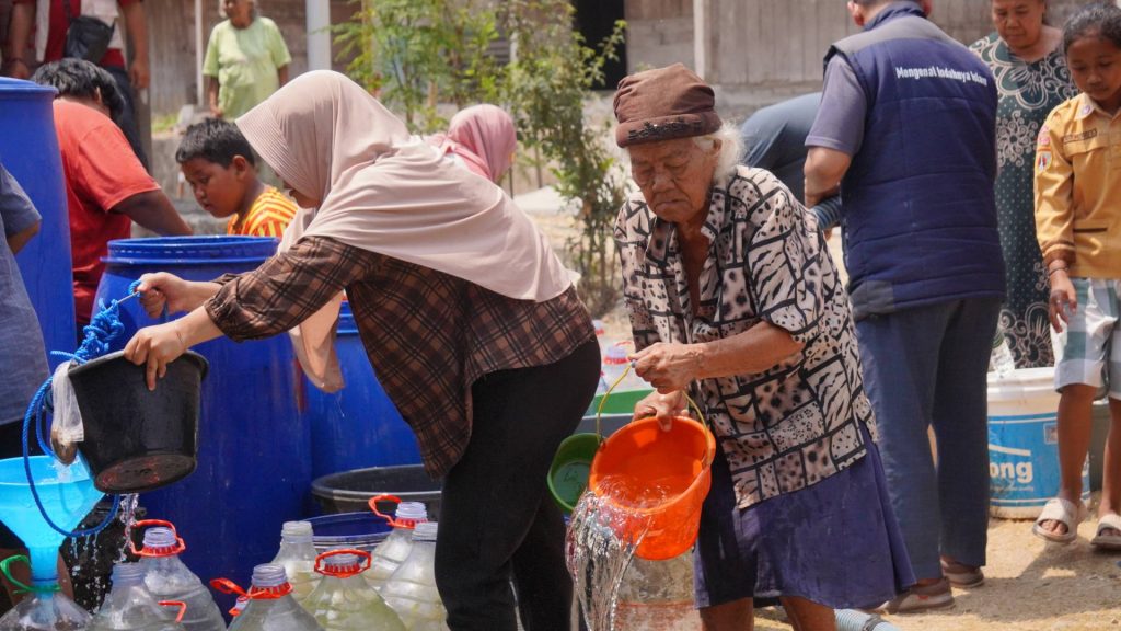 menuangkan air bersih