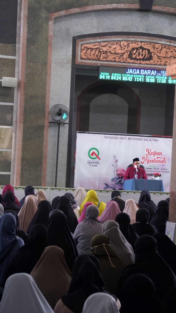 ustadz sedang ceramah di hadapan jamaah muslimah