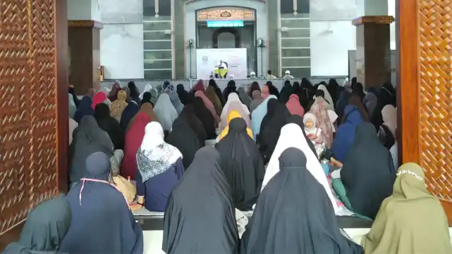 Pengajian muslimah di alun-alun Salatiga